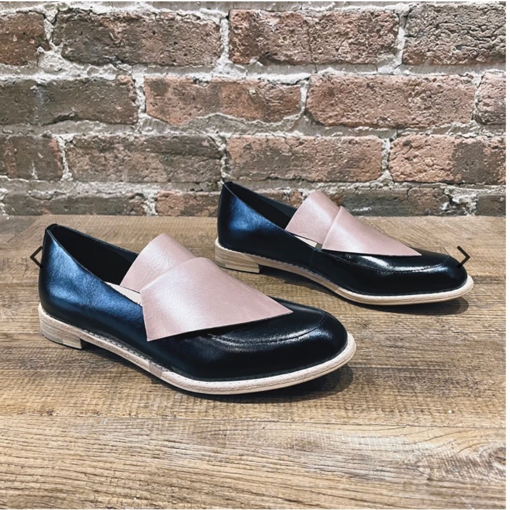 All Black Flatbow Cowman Loafer Black/Beige